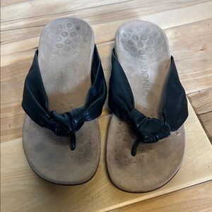 Vionic Black Leather Thong Sandals